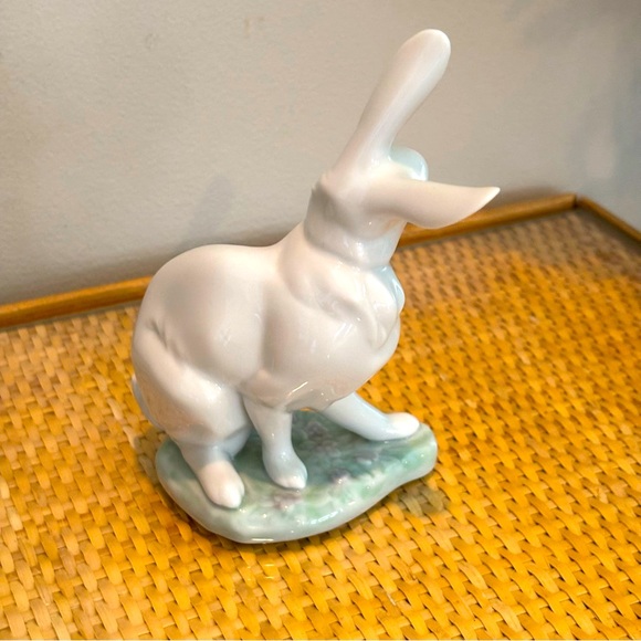 Vintage LLadro Washing Up Rabbit Porcelain Figurine, a rare find! As new!! - Picture 3 of 6